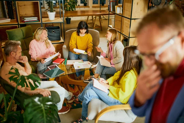 创意头脑风暴 一组员工 男人和女人 在办公室 室内开会 业务概念 集思广益 公司发展 — 图库照片