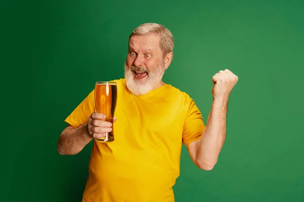 Porträt Eines Älteren Mannes Gelben Shirt Der Emotional Mit Bier — Stockfoto
