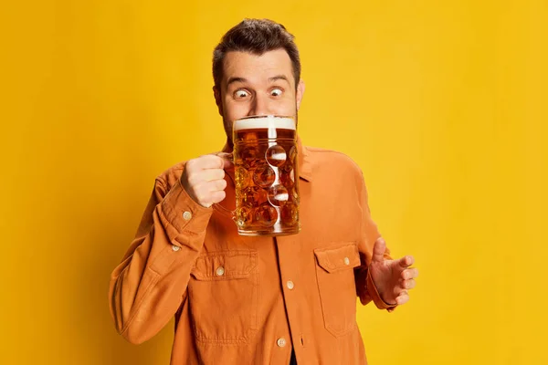 Prost Emotionaler Mann Orangefarbenem Hemd Posiert Mit Schäumendem Bierglas Und — Stockfoto