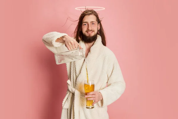 Portret Emocjonalnego Zabawnego Mężczyzny Szlafroku Pozującego Szklanką Piwa Piwnego Odizolowanego — Zdjęcie stockowe