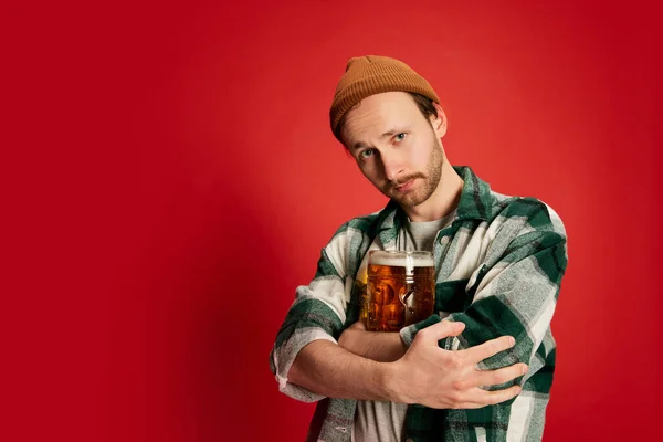Portrait Young Man Casual Checkered Shirt Posing Hugging Glass Beer — Stock Photo, Image