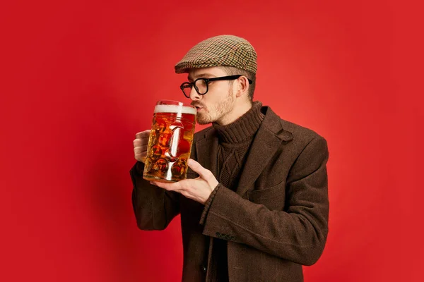 Portrait Stylish Man Classical Clothes Posing Glass Foamy Lager Beer — Stock Photo, Image