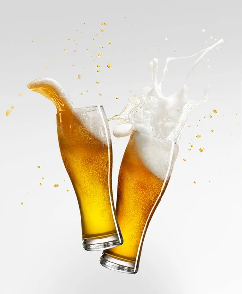 泡が噴き出す グレーの背景に泡立ちの良いビールを2つ隔てたグラス 伝統的な味 アルコール オクトーバーフェスト ドリンク 休日や祭りの概念 広告のコピースペース — ストック写真