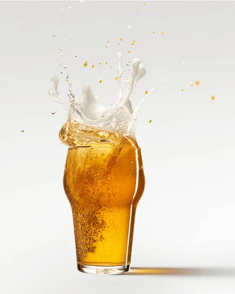 氷のキューブが落下 冷たい泡状のラガービールがグレーの背景に隔離されたガラス スプラッシュ アルコール オクトーバーフェスト ドリンク 休日や祭りの概念 広告のコピースペース — ストック写真