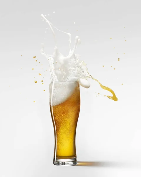 泡が噴き出す 灰色の背景に隔離されたおいしいラガービールのガラス ビールが落ちる アルコール オクトーバーフェスト ドリンク 休日や祭りの概念 広告のコピースペース — ストック写真