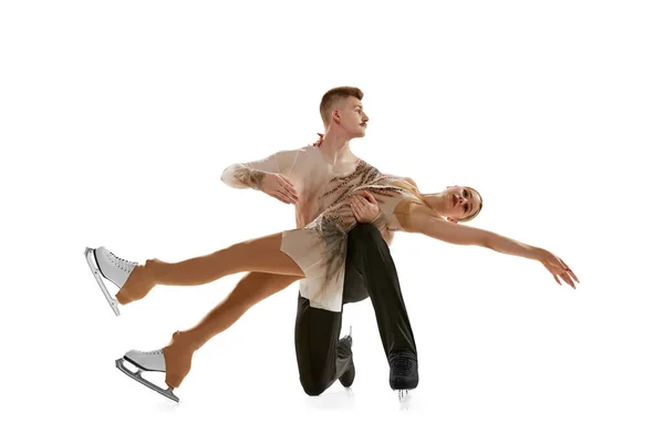 年轻的男男女女 花样滑冰运动员的表演 在舞台上跳舞孤立的白色工作室背景 业余爱好 舞蹈的概念 — 图库照片