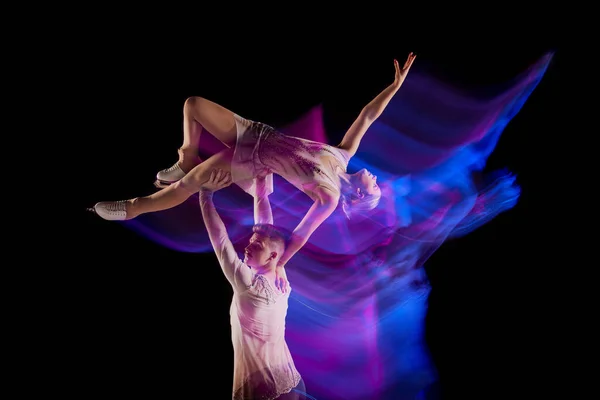 年轻男子和女子的画像 花样滑冰运动员在霓虹灯的黑色背景上与混合灯光隔离地跳舞 舞蹈的概念 — 图库照片