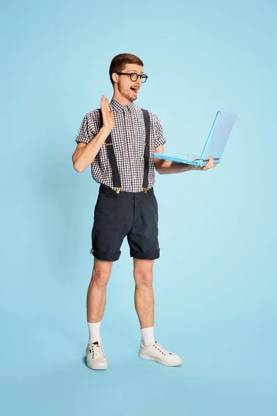 Young Man Checkered Shirt Shorts Suspenders Having Video Call Laptop — Stock Photo, Image
