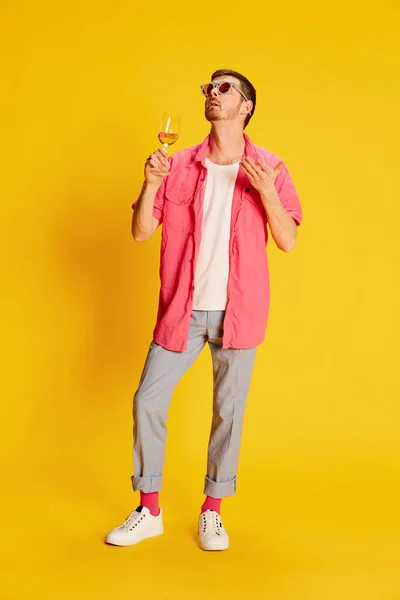 Portrét Mladého Muže Růžové Košili Pózujícího Vychutnávajícího Víno Izolované Živém — Stock fotografie