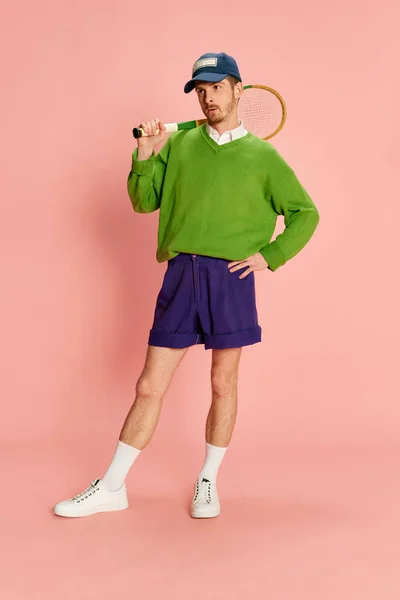 Porträtt Ung Man Vintage Sportiga Kläder Poserar Med Racket Isolerad — Stockfoto