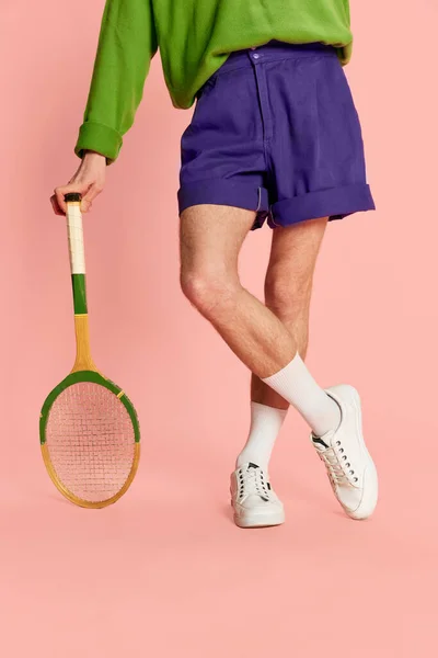 Przycięty Obraz Męskich Nóg Szortach Tenisówkach Opierający Się Rakiecie Tenisowej — Zdjęcie stockowe
