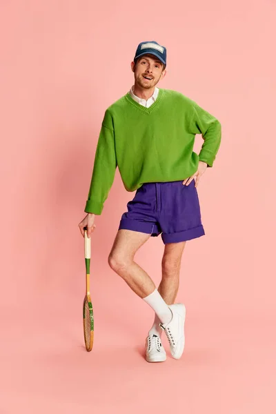 Vrolijke Jongeman Vintage Sportieve Kleding Leunend Tennisracket Geïsoleerd Roze Achtergrond — Stockfoto