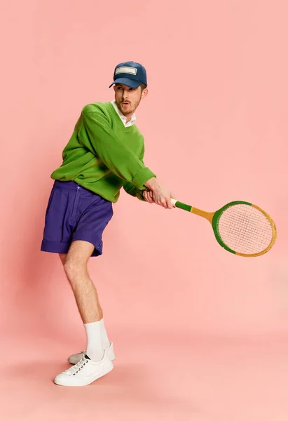 Portret Młodego Mężczyzny Klasycznych Strojach Sportowych Pozujący Rakietą Tenisową Odizolowaną — Zdjęcie stockowe