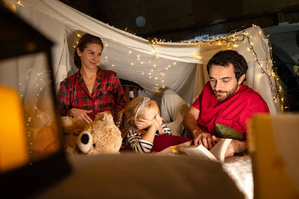Família Feliz Mãe Pai Filha Deitados Dentro Cabana Tenda Com — Fotografia de Stock