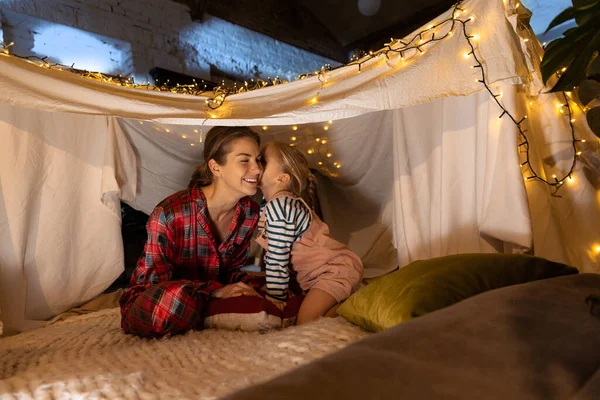 Mulher Bonita Menina Sentada Dentro Cabana Tenda Com Luzes Travesseiros — Fotografia de Stock
