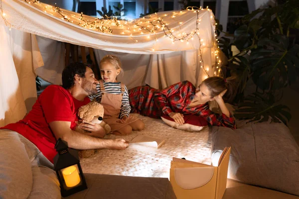 Une Soirée Pyjama Mère Père Fille Couchés Intérieur Une Cabane — Photo