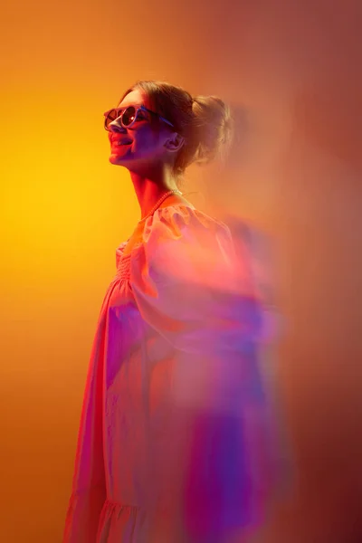 Beyaz Elbiseli Güzel Bir Kızın Portresi Turuncu Arka Planda Neon — Stok fotoğraf