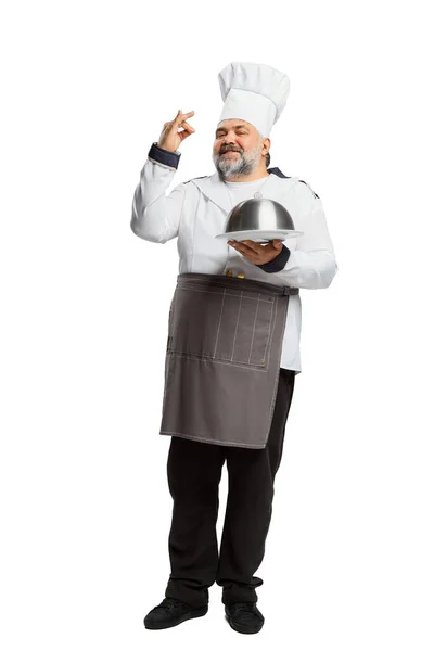 Portrét Vousatého Muže Kuchaře Restaurace Uniformě Pózujícího Talířem Rozkošnou Tváří — Stock fotografie