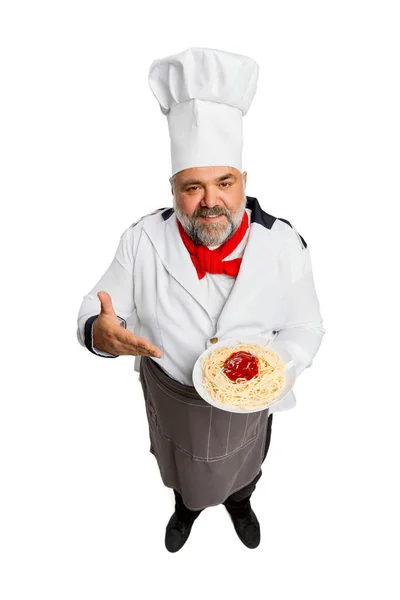 Porträtt Skäggig Man Restaurang Kock Uniform Serverar Pasta Med Tomatsås — Stockfoto
