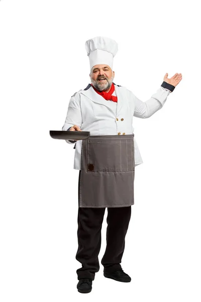Portret Brodatego Mężczyzny Kucharza Restauracji Mundurze Pozującego Patelnią Odizolowaną Białym — Zdjęcie stockowe