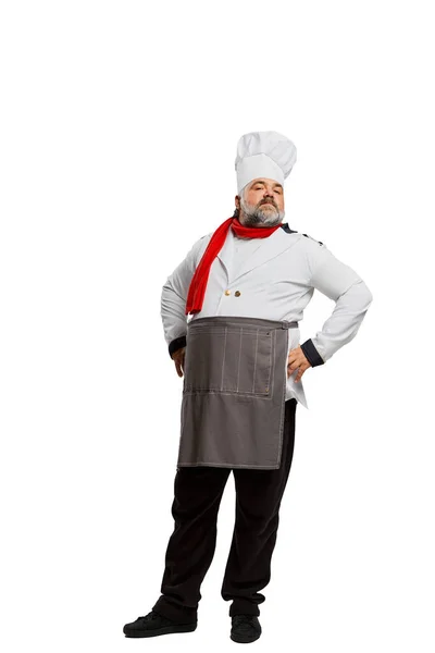 一个留着胡子的男人的画像 穿着制服的餐厅厨师 背景是白色的 摆出一副自豪的样子 业余爱好 生活方式 品味的概念 — 图库照片