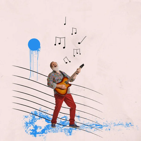 Älterer Mann Singt Und Spielt Gitarre Auf Hellem Hintergrund Ständchen — Stockfoto