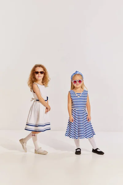 Portrait Two Little Girls Children Cute Dresses Trendy Sunglasses Posing — Stock Photo, Image