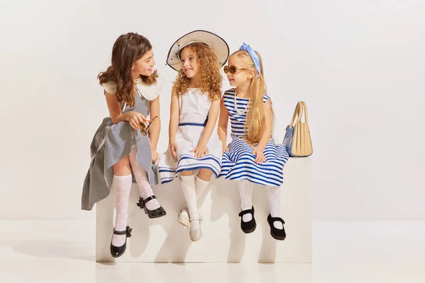 Três Meninas Bonitas Crianças Sentadas Posando Vestidos Bonitos Sobre Fundo — Fotografia de Stock