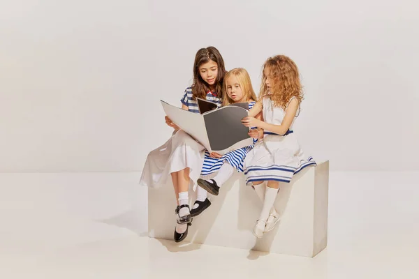 Τρία Όμορφα Κορίτσια Παιδιά Κάθονται Ποζάρουν Χαριτωμένα Φορέματα Διαβάζουν Περιοδικά — Φωτογραφία Αρχείου