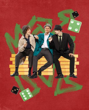 Çağdaş sanat kolajı. Yaratıcı tasarım. Neşeli, mutlu, takım elbiseli, kırmızı arka planda bozuk paraların üzerinde oturan genç adamlar. Kumar oynuyorum. Oyun konsepti, hobi, boş zaman, oyun stratejisi, yaratıcılık