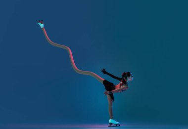 Çağdaş sanat kolajı. Yaratıcı tasarım. Genç kız, siyah sahne elbisesi içinde kadın artistik patinajcı mavi arka planda neon ışıkta kayıyor. İlham, fantezi, sürrealizm, moda ve tarz. Spor..