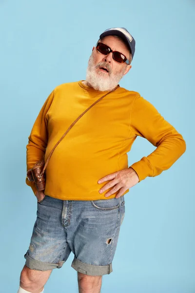 Portrét Staršího Vousatého Muže Neformálním Oblečení Čepicí Slunečními Brýlemi Pózujícího — Stock fotografie