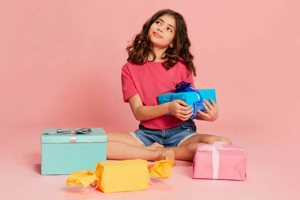 Portret Pięknej Młodej Dziewczyny Nastolatki Dziecka Pozującego Wieloma Pudełkami Różowym — Zdjęcie stockowe