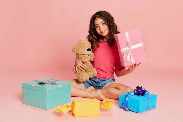 美丽的少女 少女和小孩的画像 他们摆出许多粉红背景的礼物盒 庆祝的概念 女人的一天 — 图库照片
