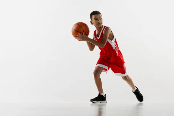 Портрет Мальчика Красной Форме Играющего Баскетбол Сером Фоне Студии Спортивный — стоковое фото