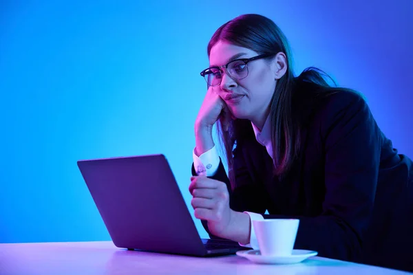 Kvinna Snygg Officiell Kostym Arbetar Laptop Över Blå Bakgrund Neonljus — Stockfoto