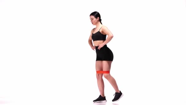 Junges Sportliches Mädchentraining Mit Fitness Gummibändern Vor Weißem Studiohintergrund Ausfallerscheinungen — Stockvideo