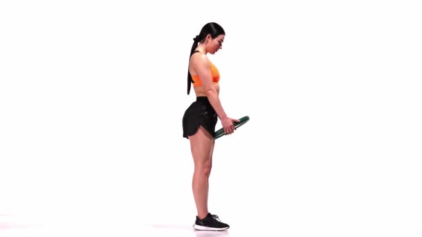 Юная Спортсменка Тренируется Спортивным Инвентарем Весит Над Белым Студийным Фоном — стоковое видео