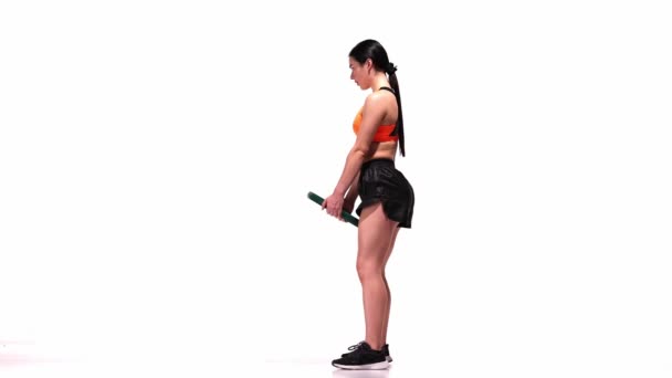 Jonge Sportieve Meisjestraining Met Sportuitrusting Gewichten Witte Studioachtergrond Roemeense Stuwkracht — Stockvideo