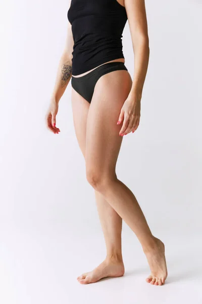 Przycięty Obraz Kobiecego Ciała Szczupłe Dopasowane Nogi Szarym Tle Studio — Zdjęcie stockowe