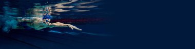 Genç bir adamın dinamik portresi, profesyonel yüzücü eğitimi kapalı havuzda. Yarışma hazırlığı. Sportif yaşam tarzı, dayanıklılık, güç, sağlık, enerji kavramı. Pankart, ilan, ilan