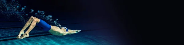 年轻男子的动态肖像 职业游泳运动员在室内游泳池的训练 深潜速度 运动的生活方式 能量的概念 — 图库照片