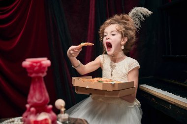 Şirin küçük bir kızın portresi, ortaçağ kraliyet ailesinden birinin resmi piyanonun başında oturmuş ve duygusal olarak pizza yiyor. Tarihi yeniden yapılanma, çağların karşılaştırılması, ortaçağ modası, duygular.