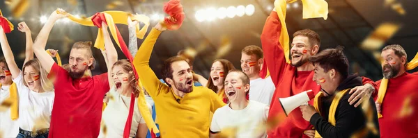 一群情绪化的 有表现力的年轻人 足球迷在体育场为西班牙球队欢呼 赢得感情 生活方式的概念 — 图库照片