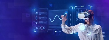 Kadın, VR gözlük takan bir çalışan sanal sanal sanal bilgisayar ekranı üzerinde çalışıyor. Yüksek teknolojili girişim başlatılıyor. İş kavramı, yenilikçi teknolojiler, bilişim, sanal grafik, simülasyon