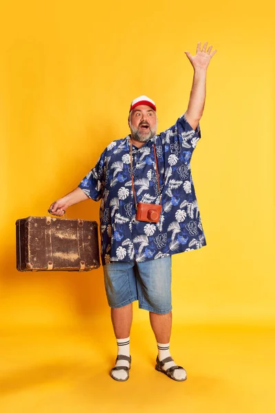 Portrait Emotive Mature Man Stylish Shirt Cap Posing Camera Suitcase — Stock Photo, Image