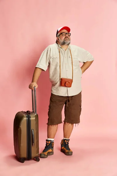 身穿休闲装 头戴手提箱和老式相机 身披粉色背景的成熟超重男子的画像 美国风格 面部表情 生活方式的概念 — 图库照片