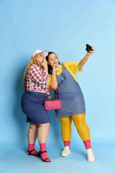 Portrait Two Women Friends Taking Photo Camera Posing Blue Studio — Stockfoto