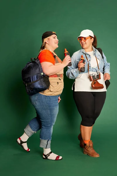Portrait Two Overweight Women Friends Casual Clothes Backpacks Posing Green — Stock Photo, Image