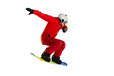 Numara yapıyor. Aktif bir adamın portresi, snowboard 'a binen üniformalı bir snowboardcu beyaz stüdyo arka planında izole edilmiş. Kış sporu, eylem, hareket, hobi, boş zaman kavramı